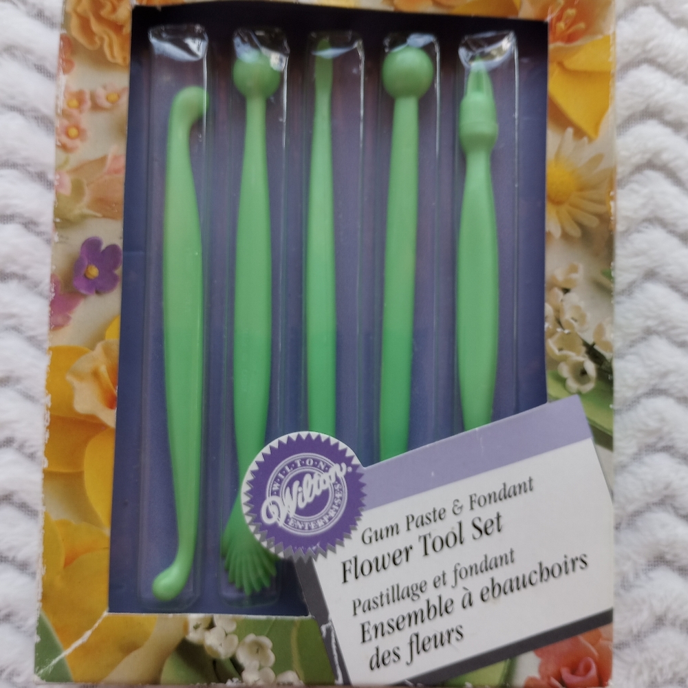 Wilton nib gum paste and fondant flower tool set cake decorating